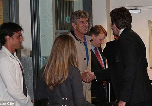 Pellegrini có mặt tại Manchester - 3