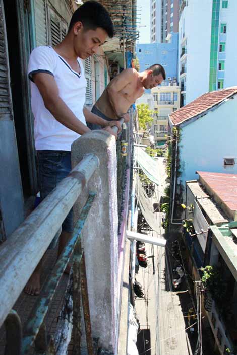 Rùng mình sống trong 'cụ' chung cư chờ sập - 1