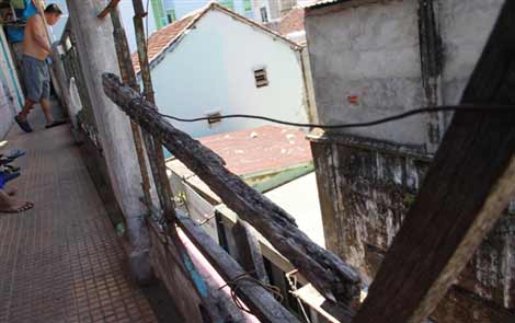 Rùng mình sống trong 'cụ' chung cư chờ sập - 5