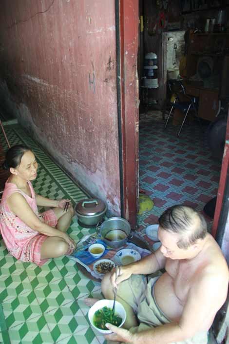 Rùng mình sống trong 'cụ' chung cư chờ sập - 11