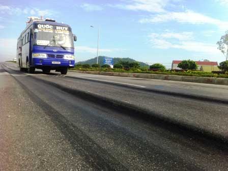 Mặt đường biến dạng: Sốc với vệt bánh xe - 1