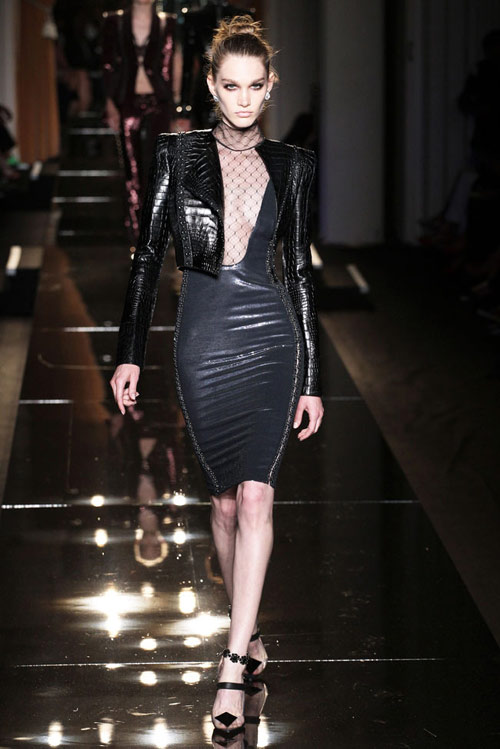 Naomi Campbell "thắp lửa" Paris Couture - 9