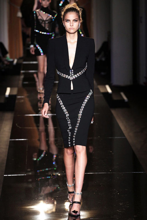 Naomi Campbell "thắp lửa" Paris Couture - 10