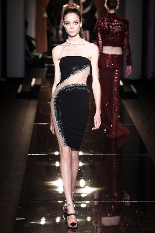 Naomi Campbell "thắp lửa" Paris Couture - 14