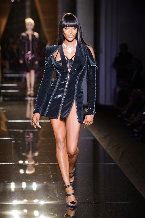 Naomi Campbell "thắp lửa" Paris Couture - 2