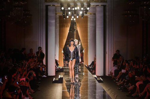 Naomi Campbell "thắp lửa" Paris Couture - 6