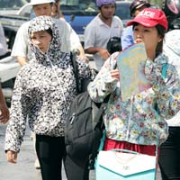 Tin tức trong ngày - Sĩ tử "tay xách nách mang" đi thi đại học