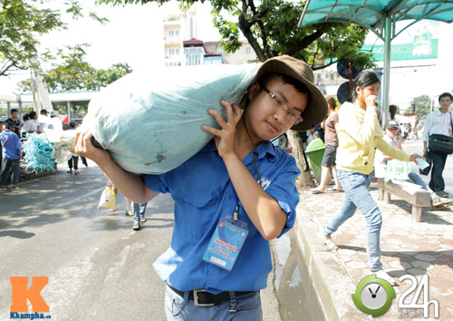 Sinh viên tình nguyện hết lòng vì sĩ tử - 3