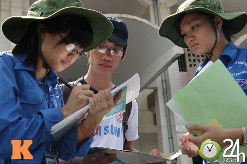 Sinh viên tình nguyện hết lòng vì sĩ tử - 4