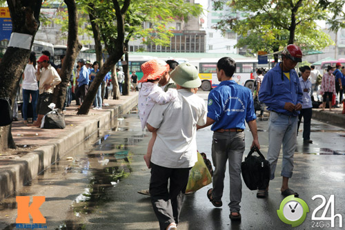 Sinh viên tình nguyện hết lòng vì sĩ tử - 7