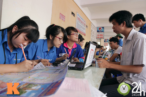 Sinh viên tình nguyện hết lòng vì sĩ tử - 10