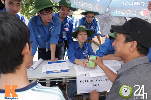 Sinh viên tình nguyện hết lòng vì sĩ tử - 11
