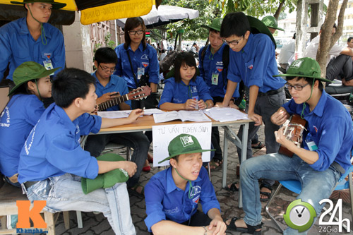 Sinh viên tình nguyện hết lòng vì sĩ tử - 12