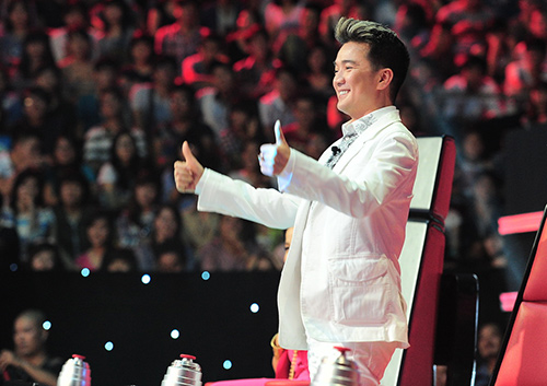 Thí sinh "chạy theo" huấn luyện viên - 4