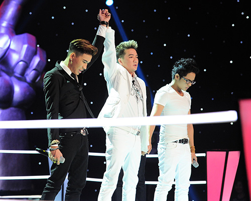 Thí sinh "chạy theo" huấn luyện viên - 3