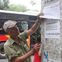 Tin tức trong ngày - Quảng cáo rác ở HN: Bóc cứ bóc, dán cứ dán