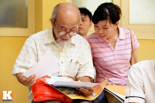 Hết cảnh "đạp đổ cổng trường" mua hồ sơ lớp 1 - 8