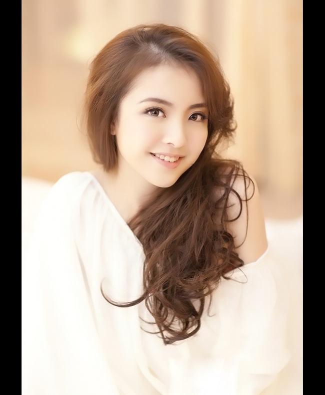 Sở hữu gương mặt khả ái với chiều cao 1m67, Cảnh Điềm là một trong những  hot girl 9x nổi tiếng của Trung Quốc. 