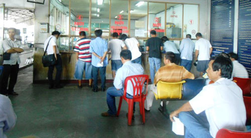 Sợ phạt, chủ xe vội nộp phí bảo trì đường bộ - 3