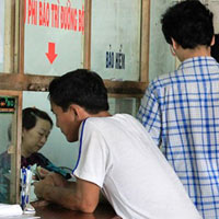 Tin tức trong ngày - Sợ phạt, chủ xe vội nộp phí bảo trì đường bộ