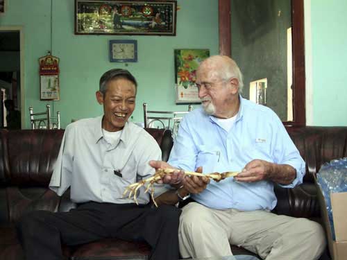 Bác sĩ Mỹ trả lại xương tay cho chiến sĩ VN - 2