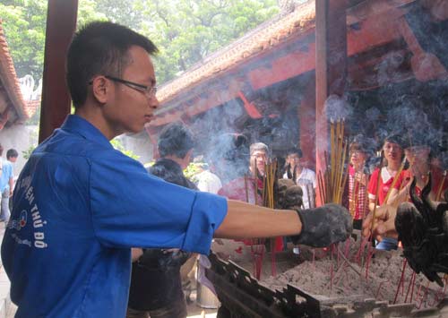 Sĩ tử đổ về Văn Miếu cầu may như trẩy hội - 10