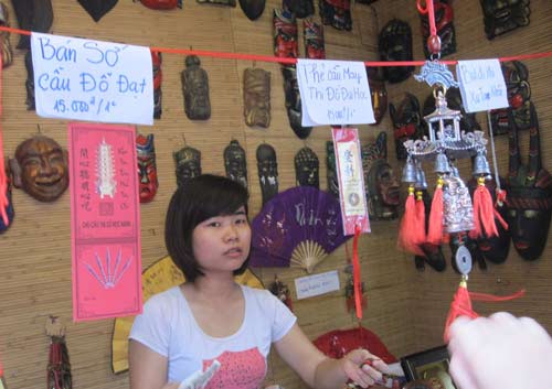 Sĩ tử đổ về Văn Miếu cầu may như trẩy hội - 11