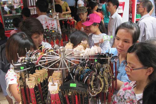 Sĩ tử đổ về Văn Miếu cầu may như trẩy hội - 12