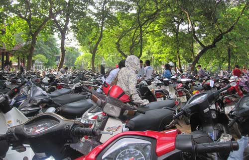 Sĩ tử đổ về Văn Miếu cầu may như trẩy hội - 14