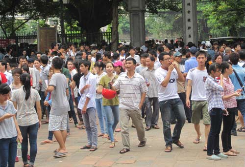 Sĩ tử đổ về Văn Miếu cầu may như trẩy hội - 2