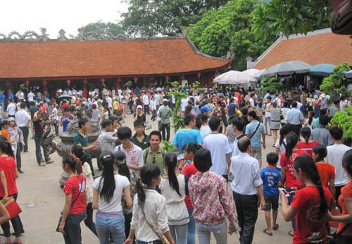 Sĩ tử đổ về Văn Miếu cầu may như trẩy hội - 3