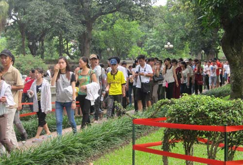 Sĩ tử đổ về Văn Miếu cầu may như trẩy hội - 4