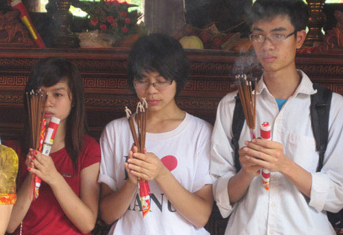 Sĩ tử đổ về Văn Miếu cầu may như trẩy hội - 6