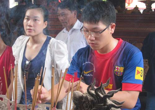 Sĩ tử đổ về Văn Miếu cầu may như trẩy hội - 9