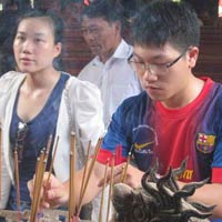 Giáo dục - du học - Sĩ tử đổ về Văn Miếu cầu may như trẩy hội