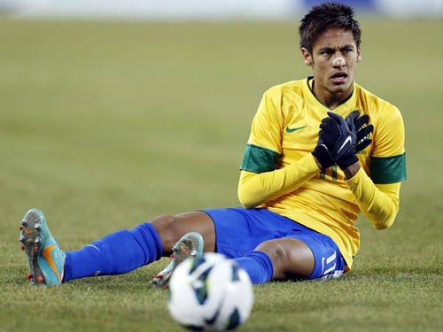 Neymar “tâm sự” với Messi - 1