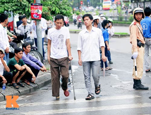 Thí sinh làm thủ tục dự thi ĐH đợt 1 - 3