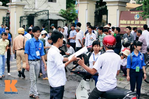 Thí sinh làm thủ tục dự thi ĐH đợt 1 - 2
