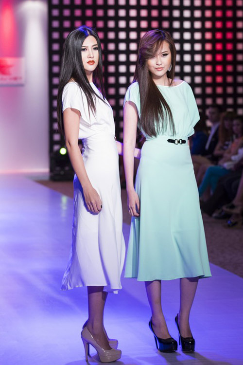 Ngọc Trinh khoe chân thon trên sàn diễn - 14