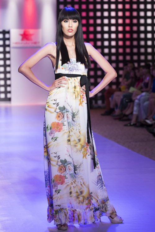 Ngọc Trinh khoe chân thon trên sàn diễn - 18