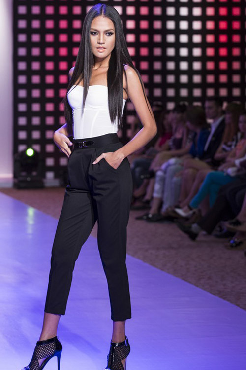 Ngọc Trinh khoe chân thon trên sàn diễn - 17