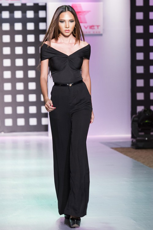 Ngọc Trinh khoe chân thon trên sàn diễn - 16