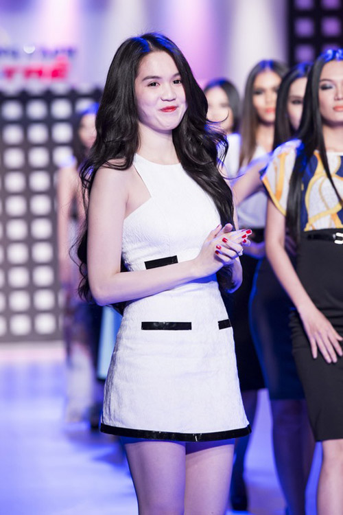 Ngọc Trinh khoe chân thon trên sàn diễn - 5