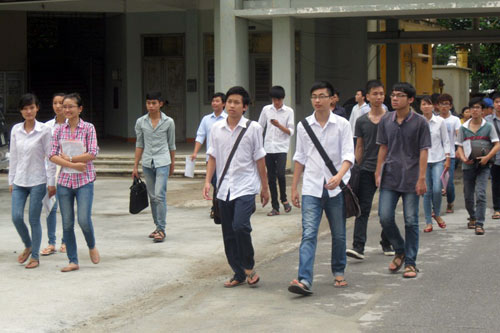 Thí sinh làm thủ tục dự thi ĐH đợt 1 - 4