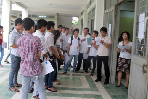 Thí sinh làm thủ tục dự thi ĐH đợt 1 - 5