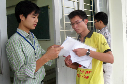 Thí sinh làm thủ tục dự thi ĐH đợt 1 - 6