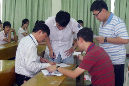 Thí sinh làm thủ tục dự thi ĐH đợt 1 - 8