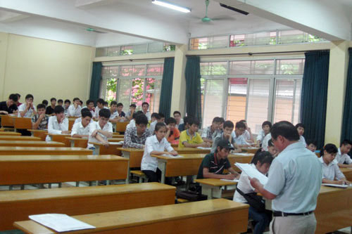 Thí sinh làm thủ tục dự thi ĐH đợt 1 - 9