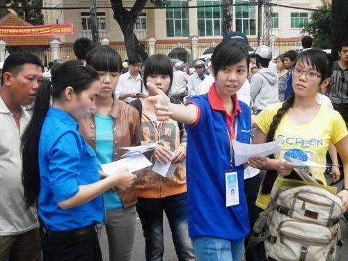 Thí sinh làm thủ tục dự thi ĐH đợt 1 - 11