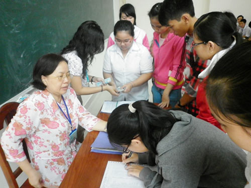 Thí sinh làm thủ tục dự thi ĐH đợt 1 - 12